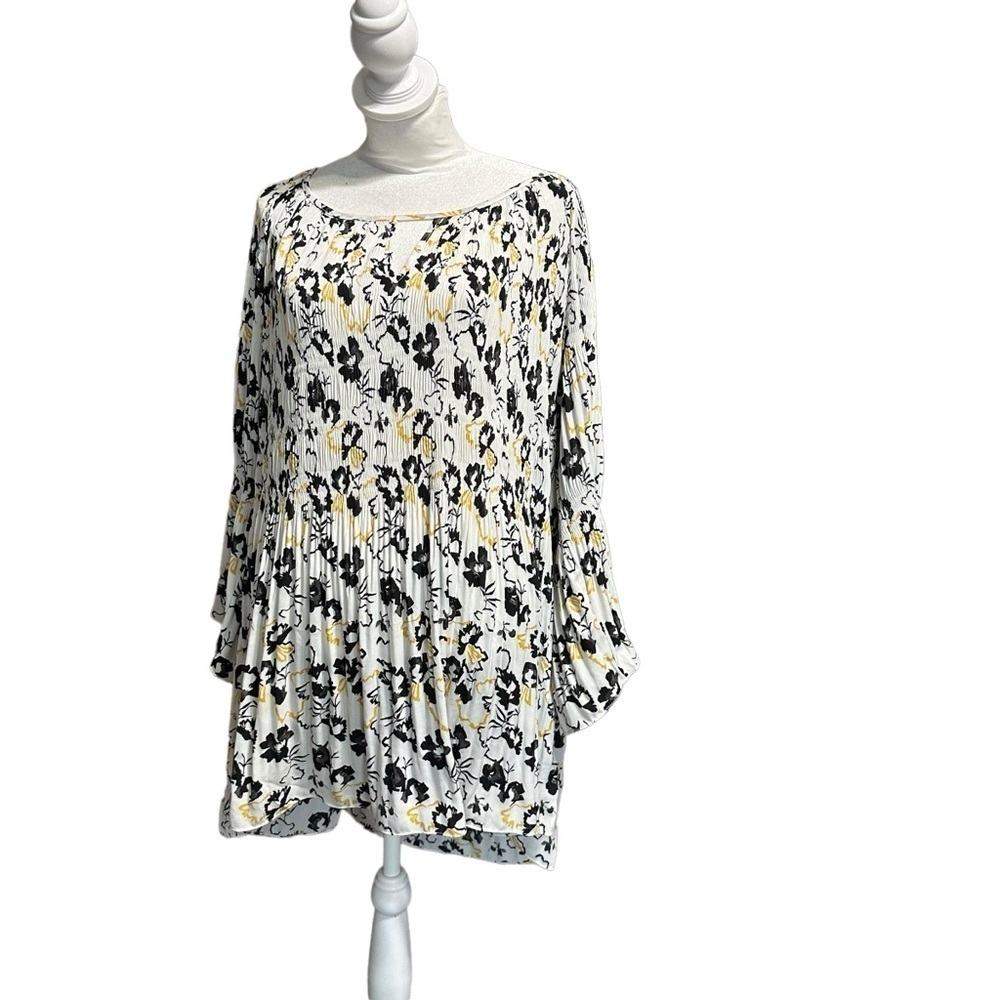 Avenue women's size 22/24 White, black and yellow floral blouse